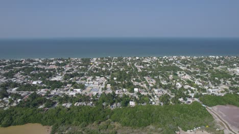 vista de drones del pueblo pesquero de chelem en yucatán con su manglar