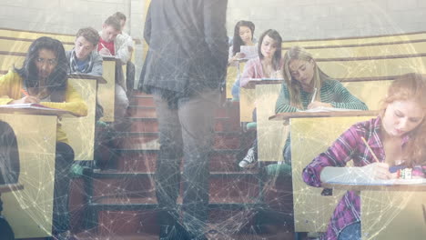 concepto de red global en una clase universitaria diversa y un maestro masculino.