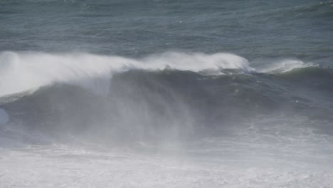 Cámara-Lenta-De-Una-Gran-Ola-En-Nazaré,-Portugal