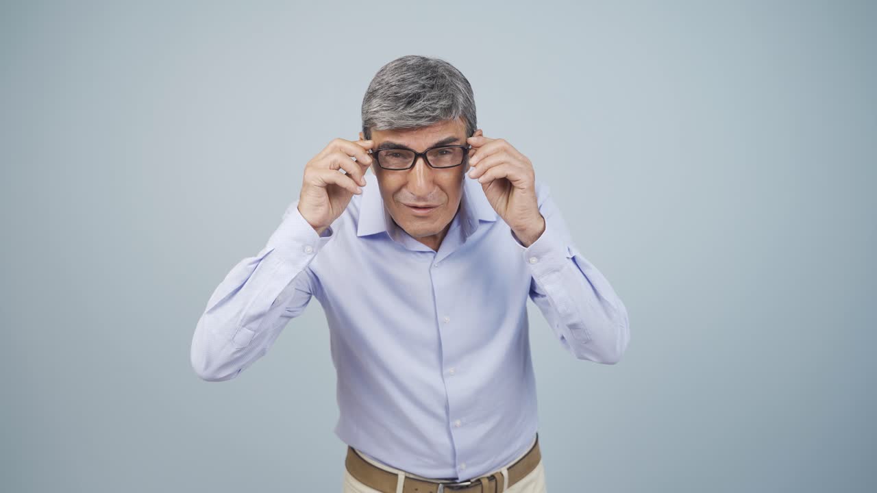 el anciano que tiene problemas para ver. problema ocular.