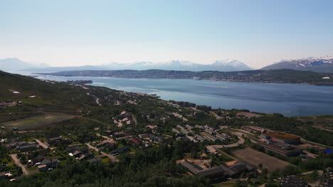 Vista-Aérea-De-Viviendas-Suburbanas-En-Una-Zona-Residencial-De-Tromso,-Noruega.