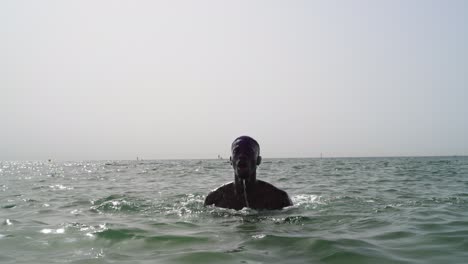 Jugador-De-Fútbol-Atleta-Negro-Haciendo-Entrenamiento-Acuático-En-La-Playa-En-El-Océano