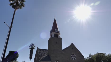 Kippen-Sie-Die-Niederländische-Reformierte-Kirche-In-Loxton,-Südafrika,-Sonnenball-Im-Himmel