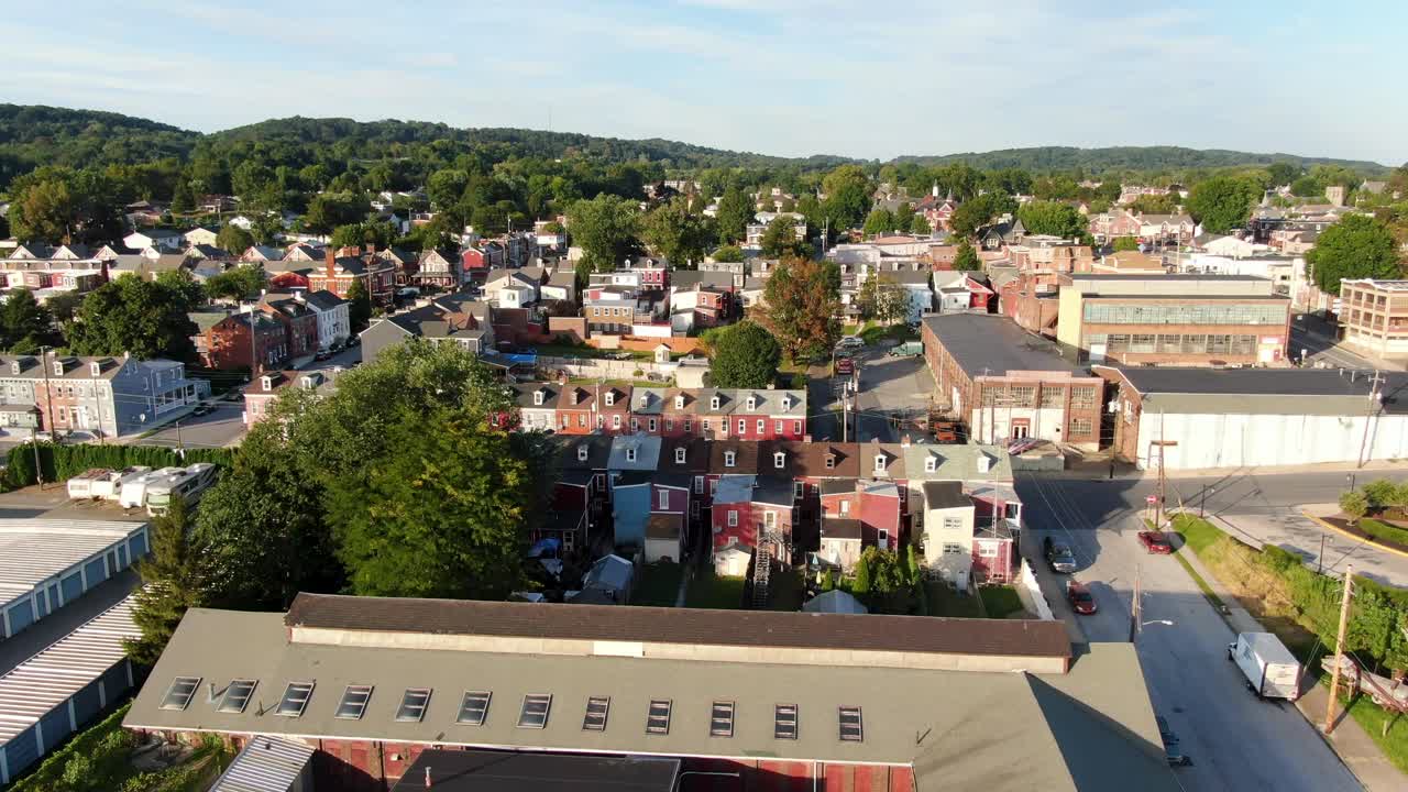 Lenta ripresa aerea in ascesa per rivelare il comune di Columbia a Lancaster, Pennsylvania, USA