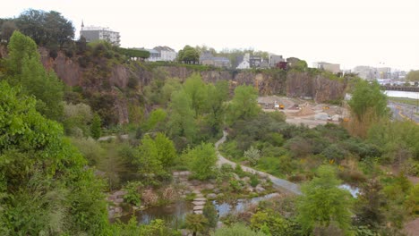 Eine-Wunderschöne-Luftaufnahme-Des-Jardin-Extraordinaire-In-Nantes,-Frankreich,-Mit-üppigem-Grün