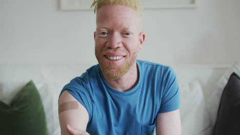 Feliz-Hombre-Afroamericano-Albino-Con-Rastas-Y-Yeso-Después-De-La-Vacunación