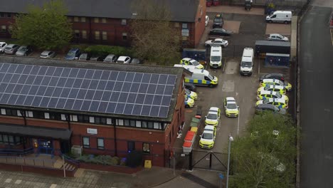 Fahrzeuge-Parken-Vor-Der-Städtischen-Polizeistation-Mit-Solarpanel-Auf-Dem-Dach-Für-Erneuerbare-Energien-Im-Stadtbild-Von-Cheshire,-Luftaufnahme