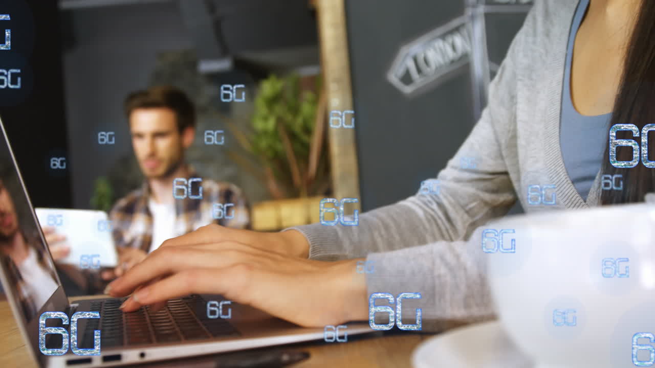 анимация нескольких 6g текстов над красивой белой женщиной, пишущей на клавиатуре ноутбука