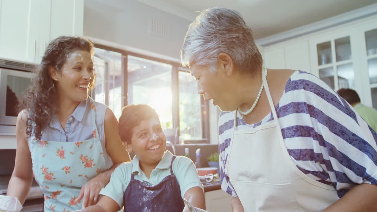 어머니, 아들과 할머니가 쿠키를 준비하는 동안 재미를 느끼고 있습니다. 4k 4k