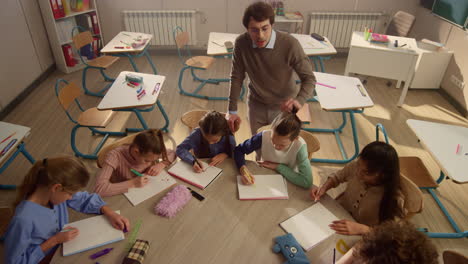 los niños aprenden en el aula. el maestro explica la lección a los alumnos