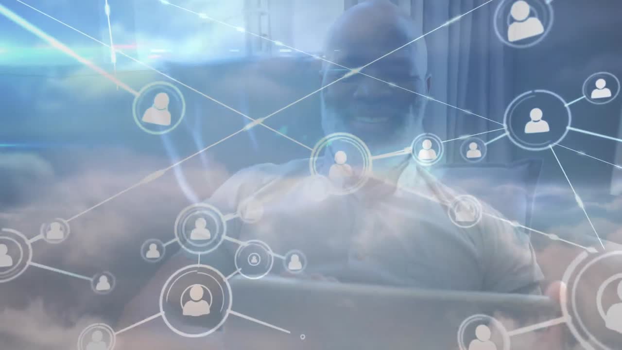 태블릿을 사용하여 사람 위의 아이콘과 연결 네트워크의 애니메이션