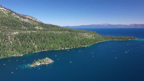 vista aérea de los barcos en el pintoresco lago tahoe, california, ee.uu. - disparo de drones