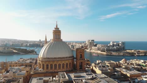 cúpula de la iglesia carmelita con paisaje urbano en segundo plano