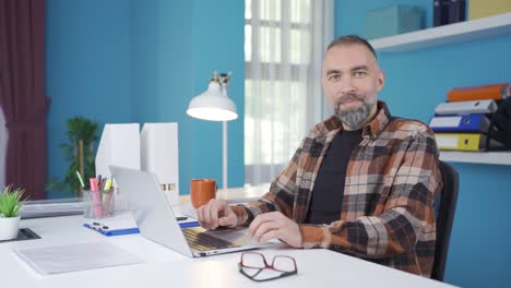 retrato de un hombre de negocios feliz y positivo.