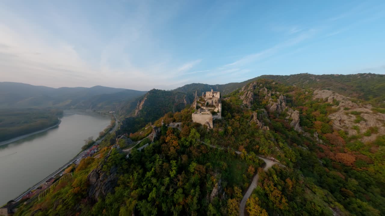 fpv explorando el paisaje circundante de dürnstein y la ruina, antes de acercarse a la ciudad