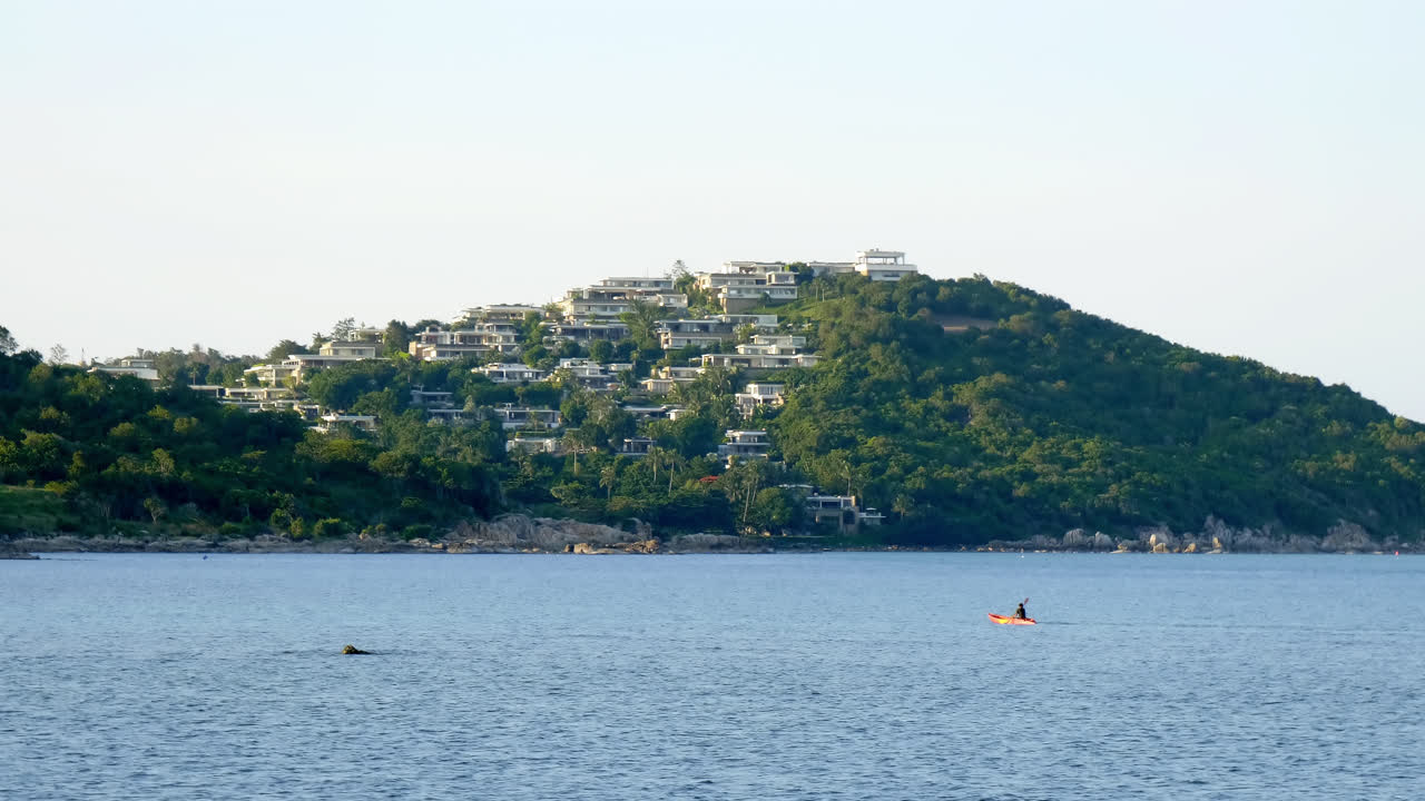 휴식과 여행을 위한 푸른 하늘 주위에 흰 구름이 있는 바다와 해변의 아름다운 풍경