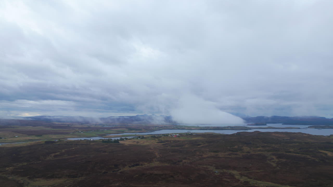 nubes que se crean y se mueven sobre la isla del cielo en escocia en un día nublado