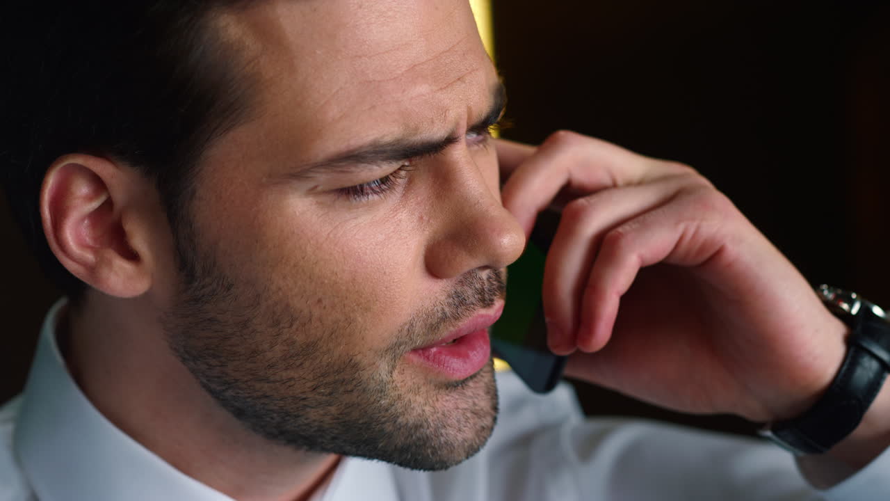 un hombre de negocios hablando en su teléfono inteligente.