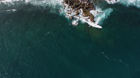 Toma-Aérea-Estática-De-Ojo-De-Pájaro-Sobre-Las-Olas-Del-Mar-En-Un-Día-Soleado