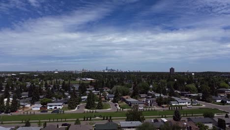 Vista-Lejana-De-La-Ciudad-De-Edmonton,-Alberta,-Canadá,-Usando-Un-Dron-Que-Retrocede-Y-Muestra-Una-Casa-Residencial.