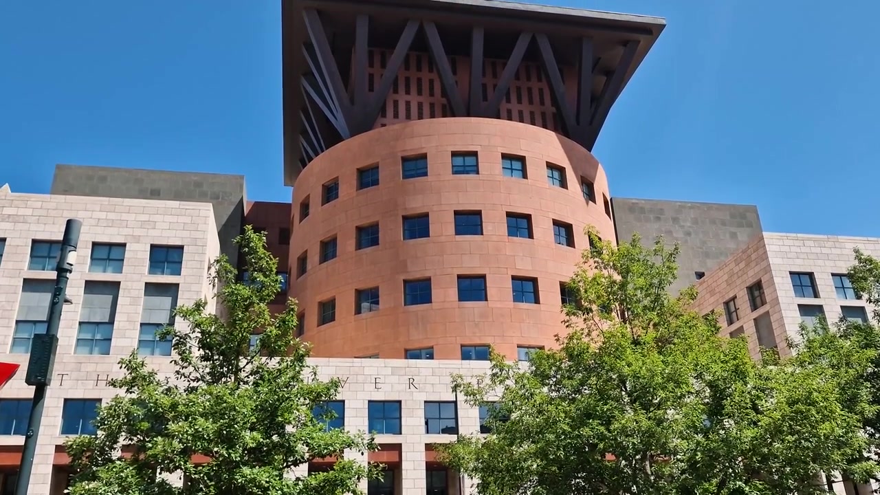 Edificio della Biblioteca Pubblica di Denver nel Civic Center, esterno dell'edificio in una giornata di sole, Colorado, USA.