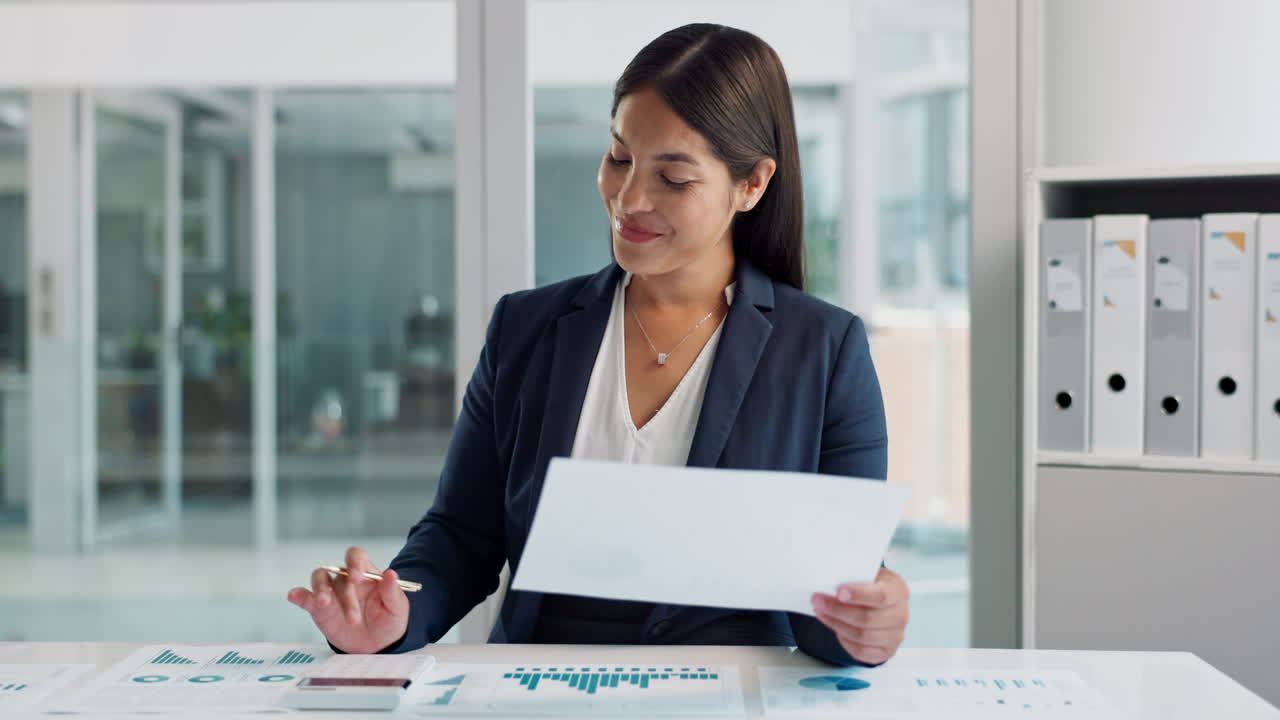 mujer de negocios analizando datos financieros
