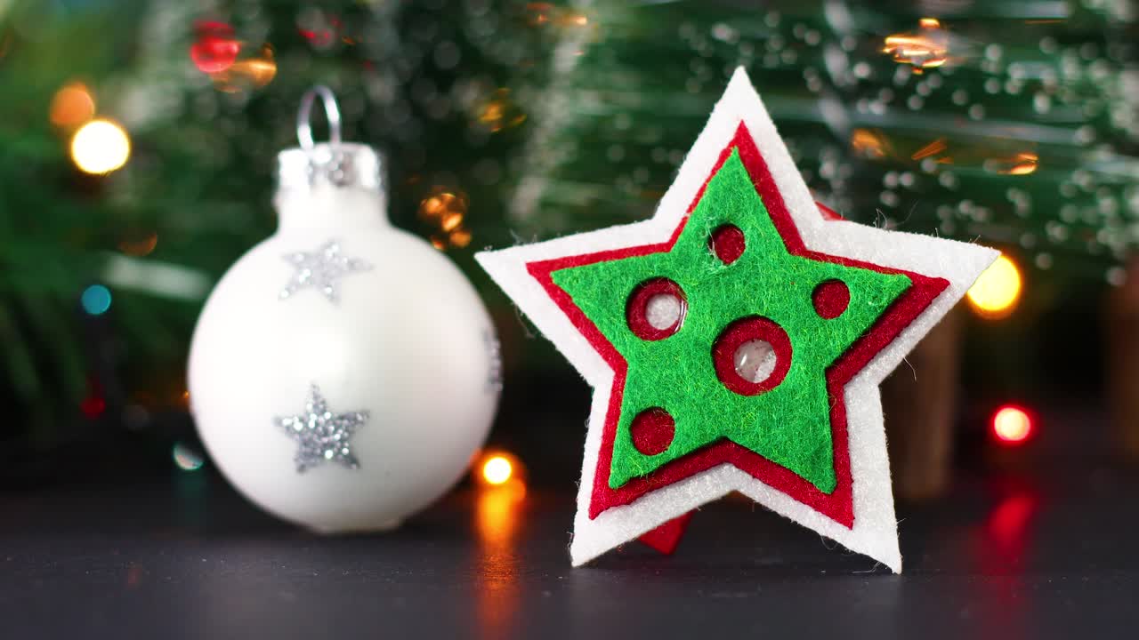 estrella de navidad y pequeño ornamento blanco para el árbol de navidad con luces parpadeantes