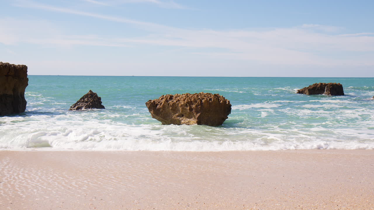 Algarve, Portekiz'de deniz dalgaları yanındaki deniz falezleri - geniş açı