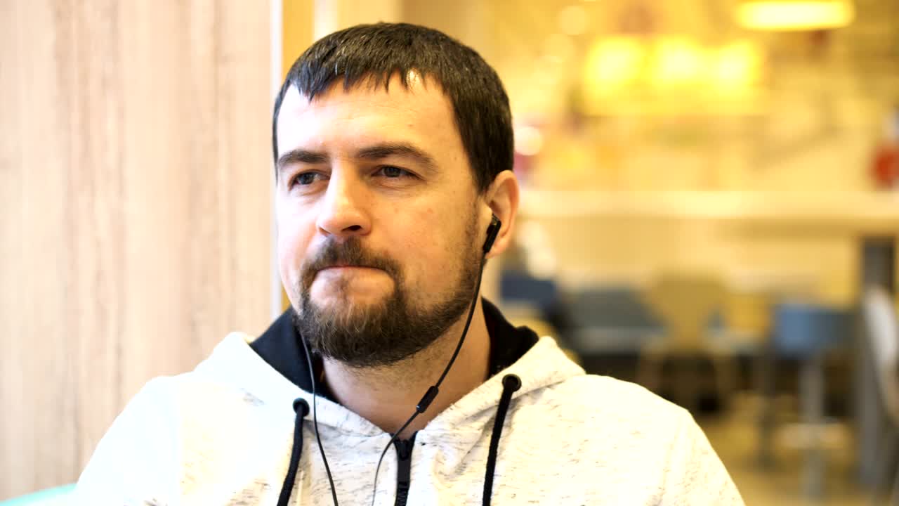 음악을 듣는 잘생긴 남자.