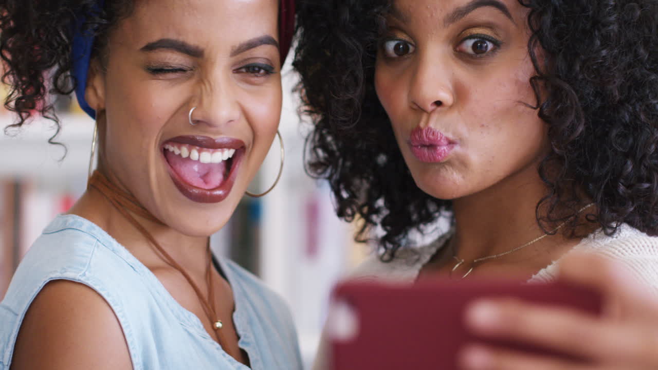 Donne, espressione divertente o selfie con il telefono per i social media