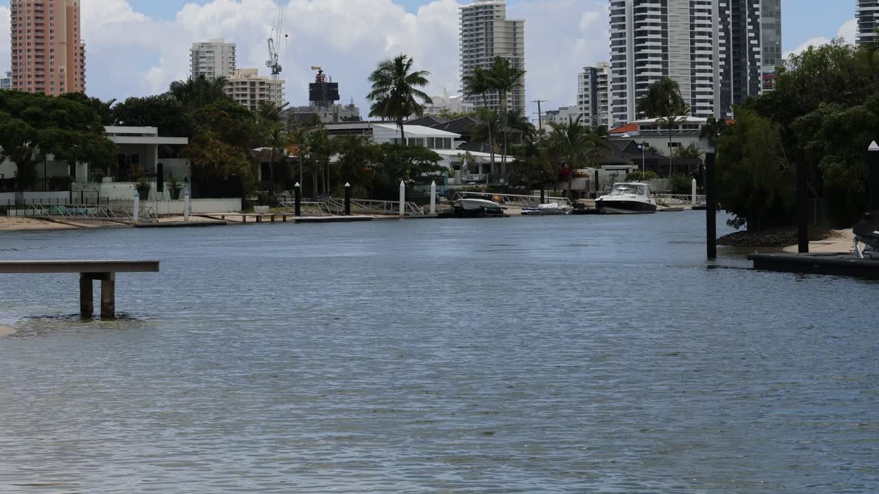 바쁜 도시 해안 지역의 타임 스