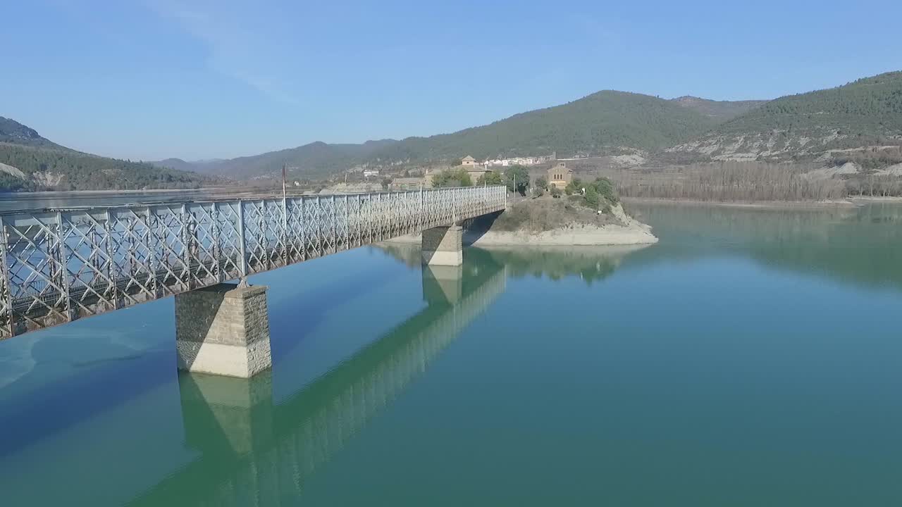 녹색 물 호수, 공중에 아름 다운 볼티모어 유형 금속 다리