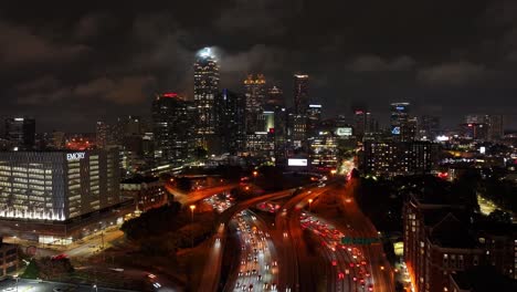 Timelapse-Del-Tráfico-De-La-Autopista-Del-Centro-De-Atlanta-Por-La-Noche-Bajo-Un-Cielo-Nublado,-Georgia,-Estados-Unidos