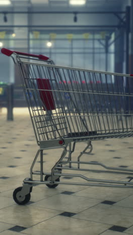 carros de compras vacíos en un supermercado
