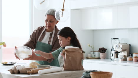 Oma-Und-Mädchen-Backen