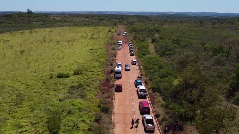 Drohnenaufnahme-Des-Argentinischen-Santa-Ana-Waldes-Mit-Geparkten-Autos-Am-Mittagnachmittag-Mit-Blauem-Himmel-Und-Bewölkter-Landschaft-Rund-Um-Santa-Ana