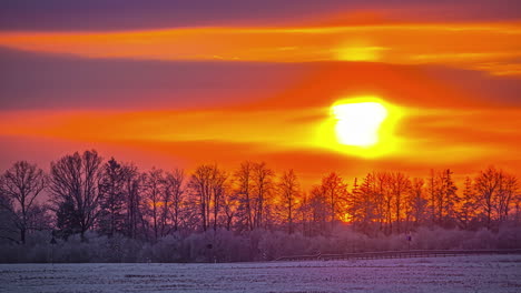 Ardiente-Cielo-Del-Amanecer-Sobre-Los-Campos-Agrícolas-De-Invierno,-Lapso-De-Tiempo