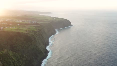 Drohnenaufnahmen-Der-üppig-Grünen-Vulkaninsellandschaft-Und-Der-Klippen-Am-Meer-Bei-Sonnenuntergang-Auf-Der-Azoreninsel-Sao-Miguel