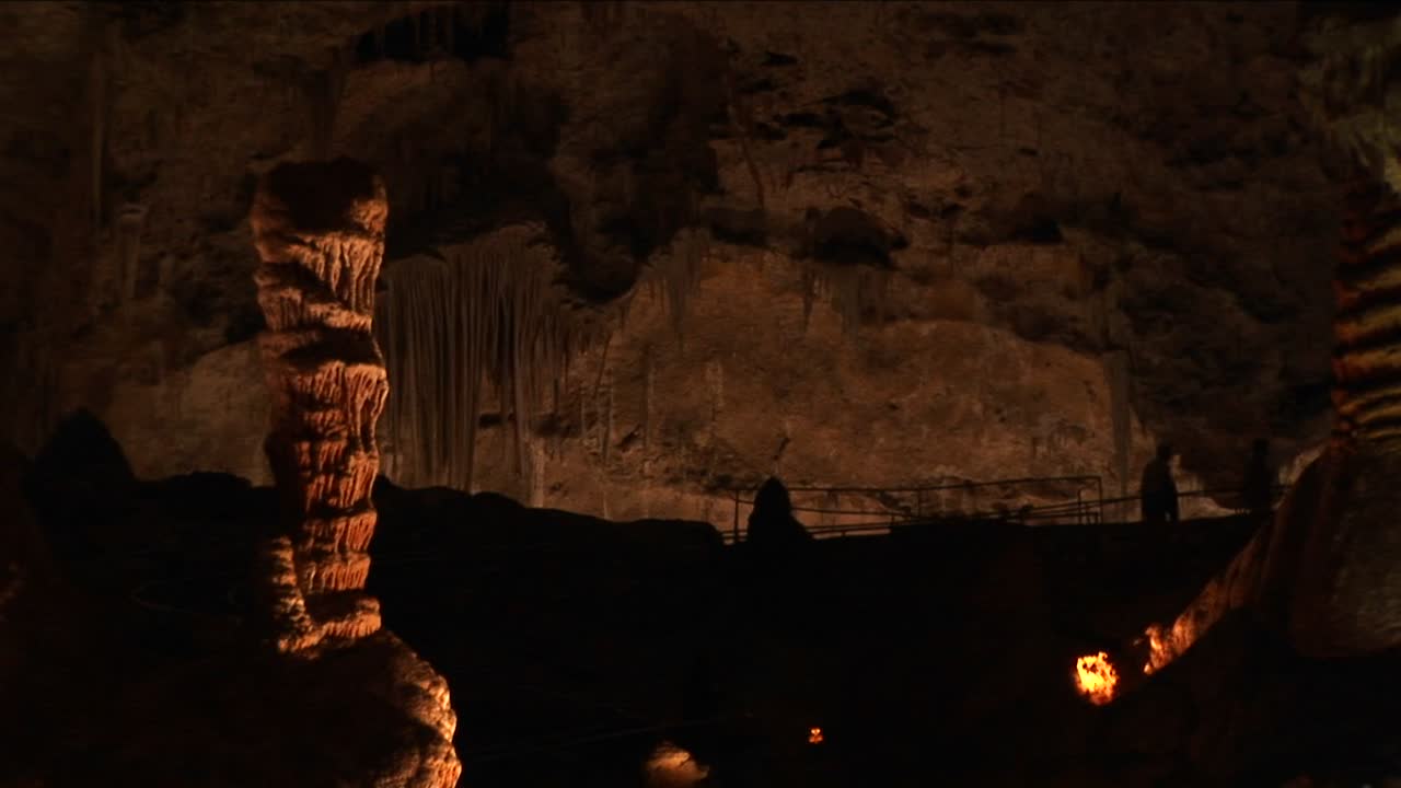tiro medio de formaciones de piedra caliza en una cueva en el parque nacional de las cavernas de carlsbad en nuevo méxico