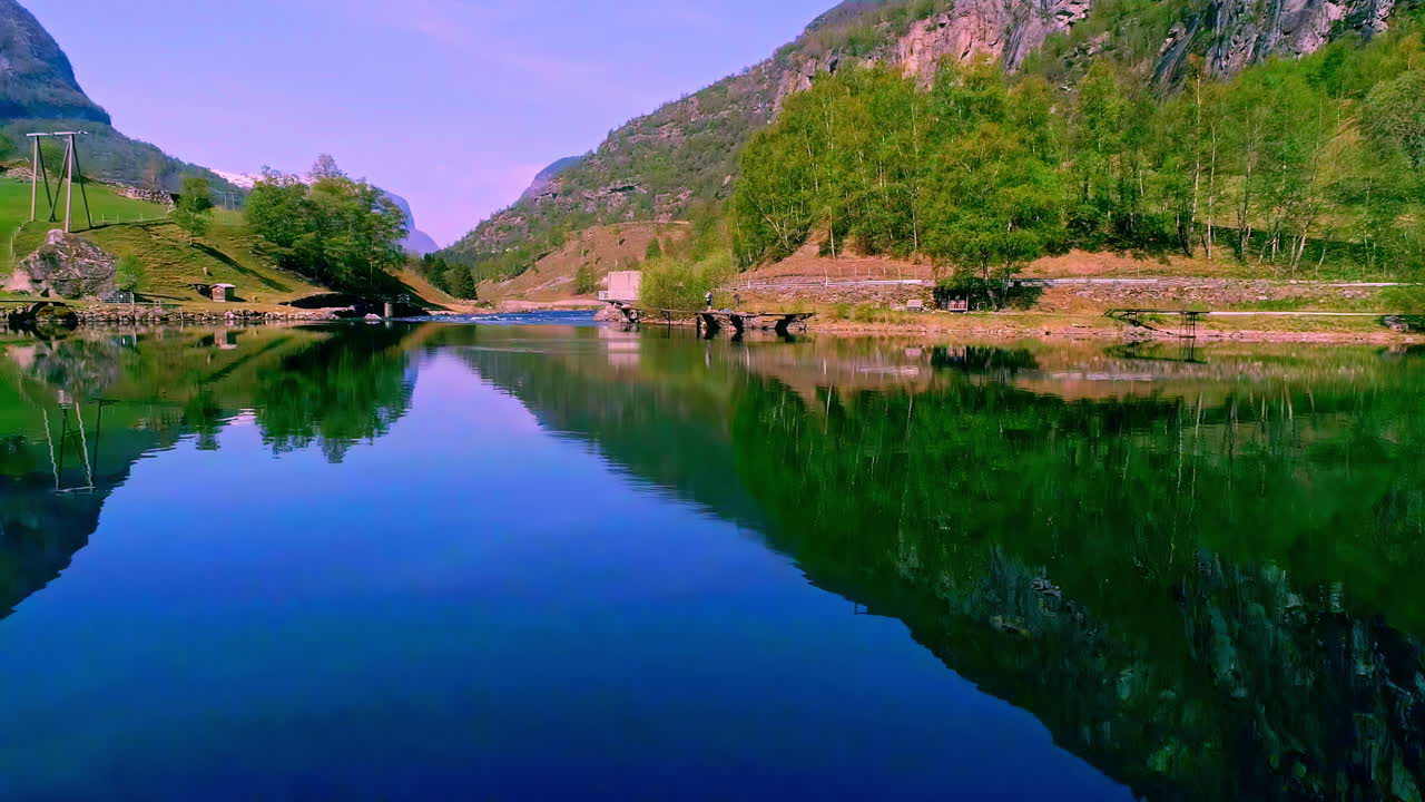 노르웨이 베스트랜드(vestland)의 오를란드(aurland)에서 피요르드 해역을 비행하는 드론