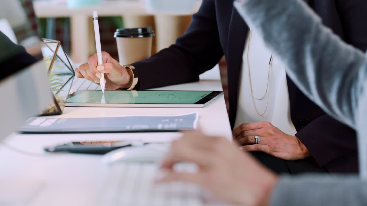 디자이너 손, 디지털 태블릿 및 로고 디자인