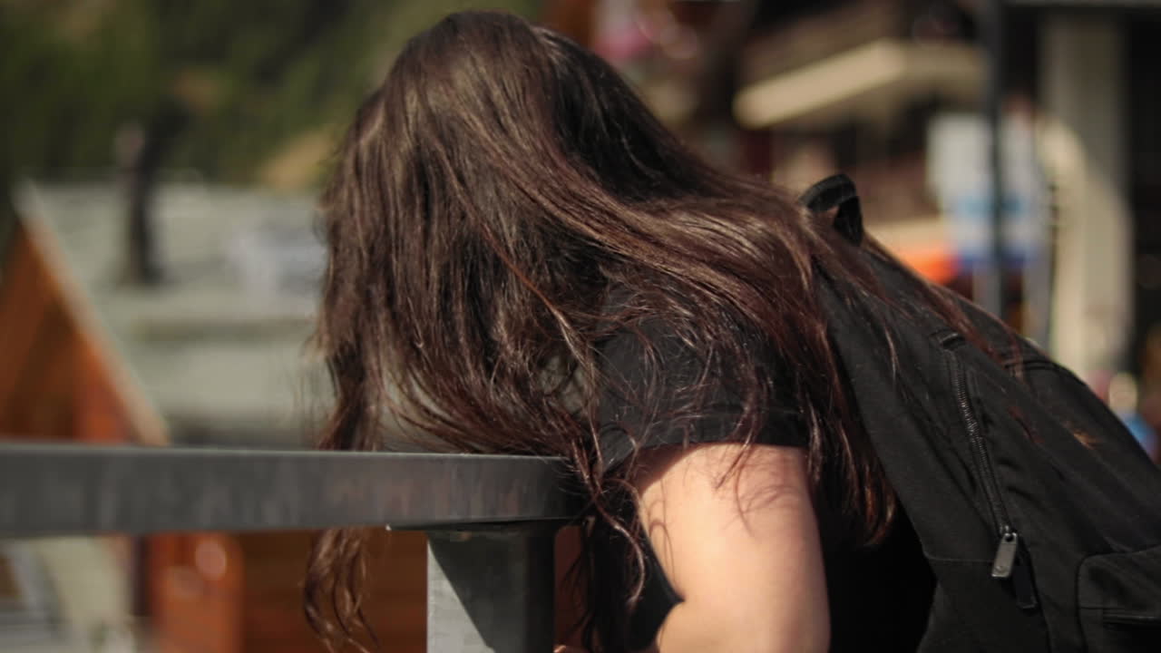 스위스 제르마트 의 다리 에서 관광 을 하고 있는 젊은 여자