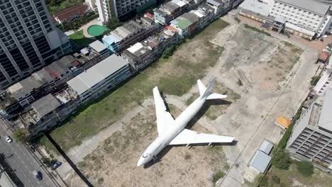 vista de arriba hacia abajo descartado jumbo jet en el centro de pattaya, concepto de proyecto de comida callejera