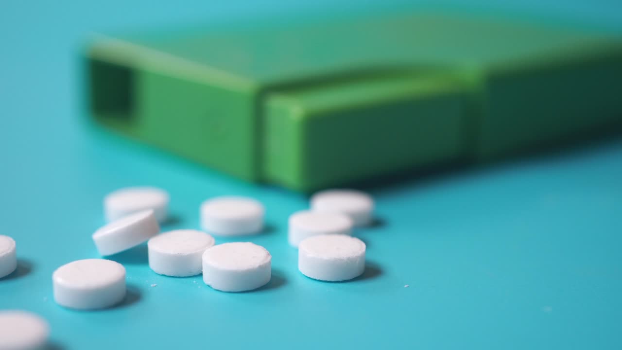 tabletas de edulcorante en un recipiente verde