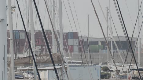 Ferdinand-Magellan-Nao-Victoria-Carrack-Réplica-De-Barco-Con-Bandera-Española-Entrando-En-El-Puerto-De-Valencia-Con-Grúas-En-El-Fondo-En-Cámara-Lenta-60fps