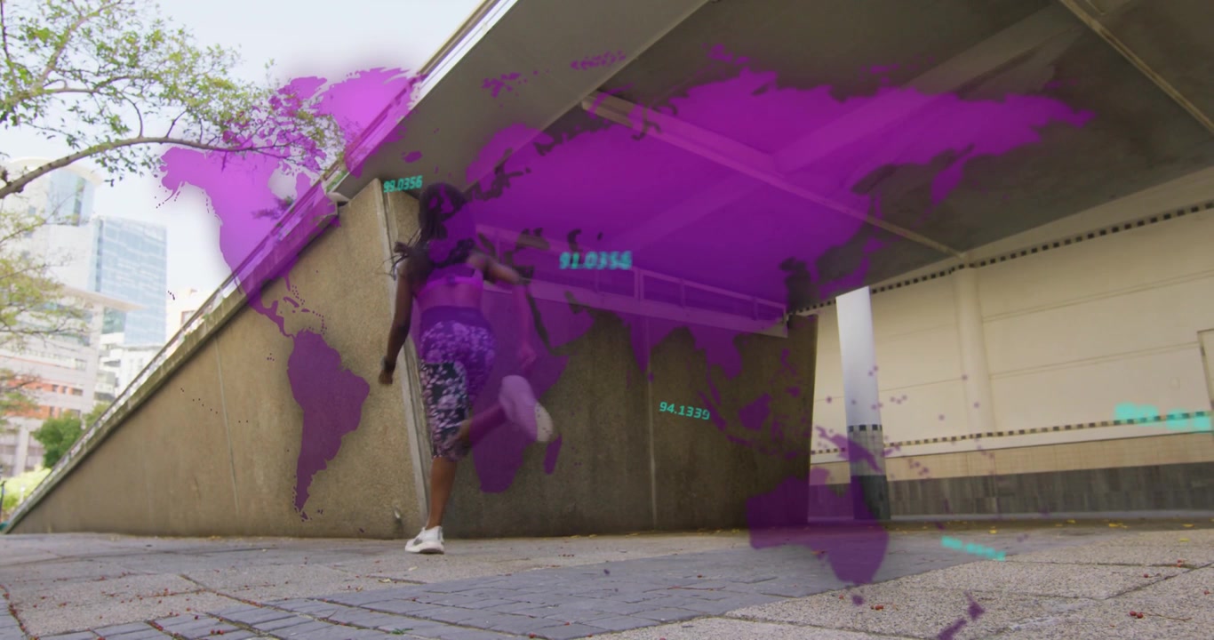 Corredor entrando por la derecha, enmarcado bajo un dosel, con un mapa morado y etiquetas turquesa para fitness.