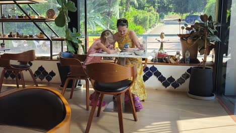 madre e hija en un café