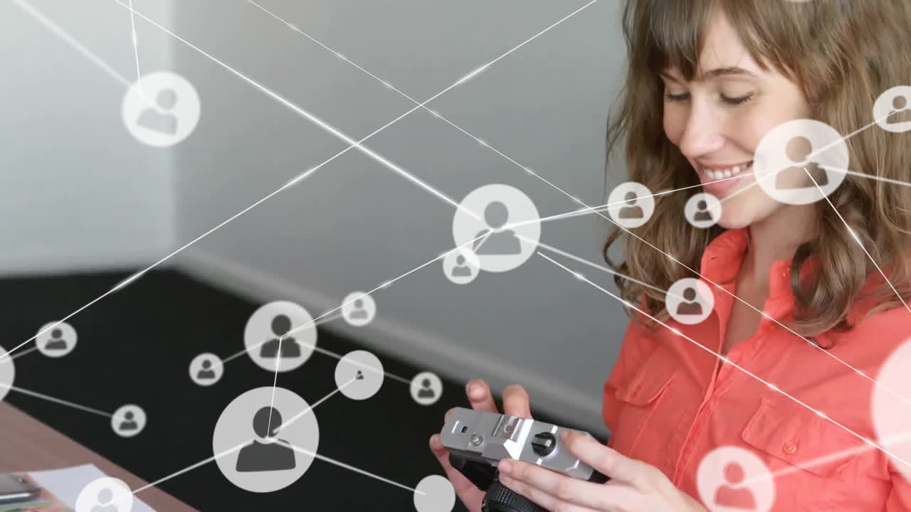 animación de la red de conexiones con iconos sobre la mujer de negocios caucásica en la oficina