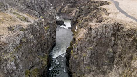 Cañón-Kolugljufur-Con-Una-Cascada-En-El-Norte-De-Islandia