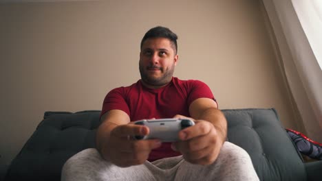 tipo concentrado jugando videojuegos con joystick
